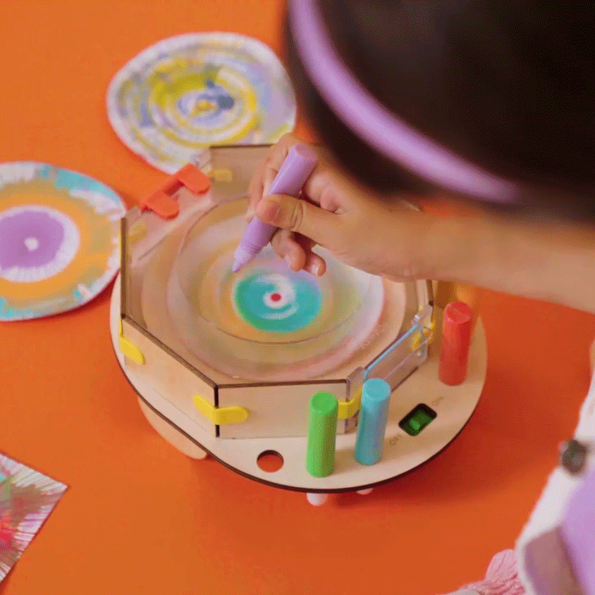 子どもがスピンアートマシンで楽しく遊ぶ様子